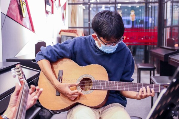 học viên tập luyện guitar đệm hát