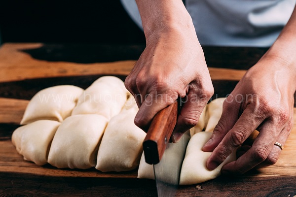 chia bột thành từng phần đều nhau