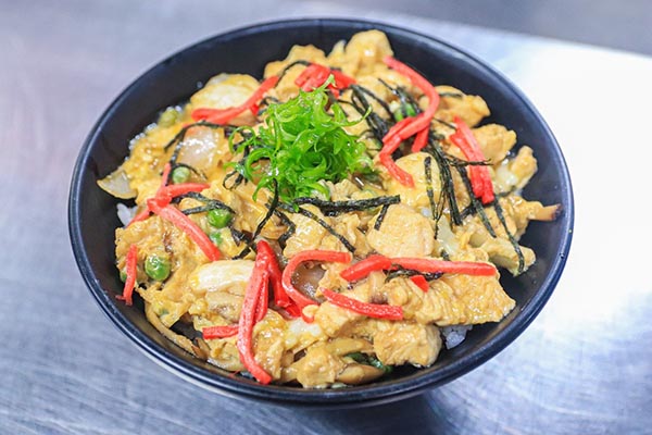 Oyakodon với thịt gà 