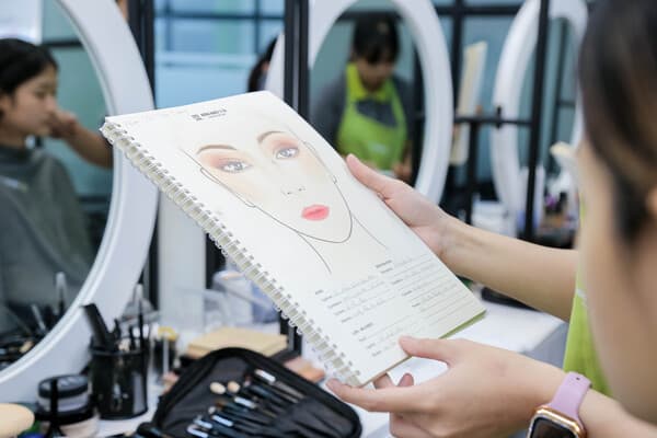 học viên Á Âu vẽ face chart