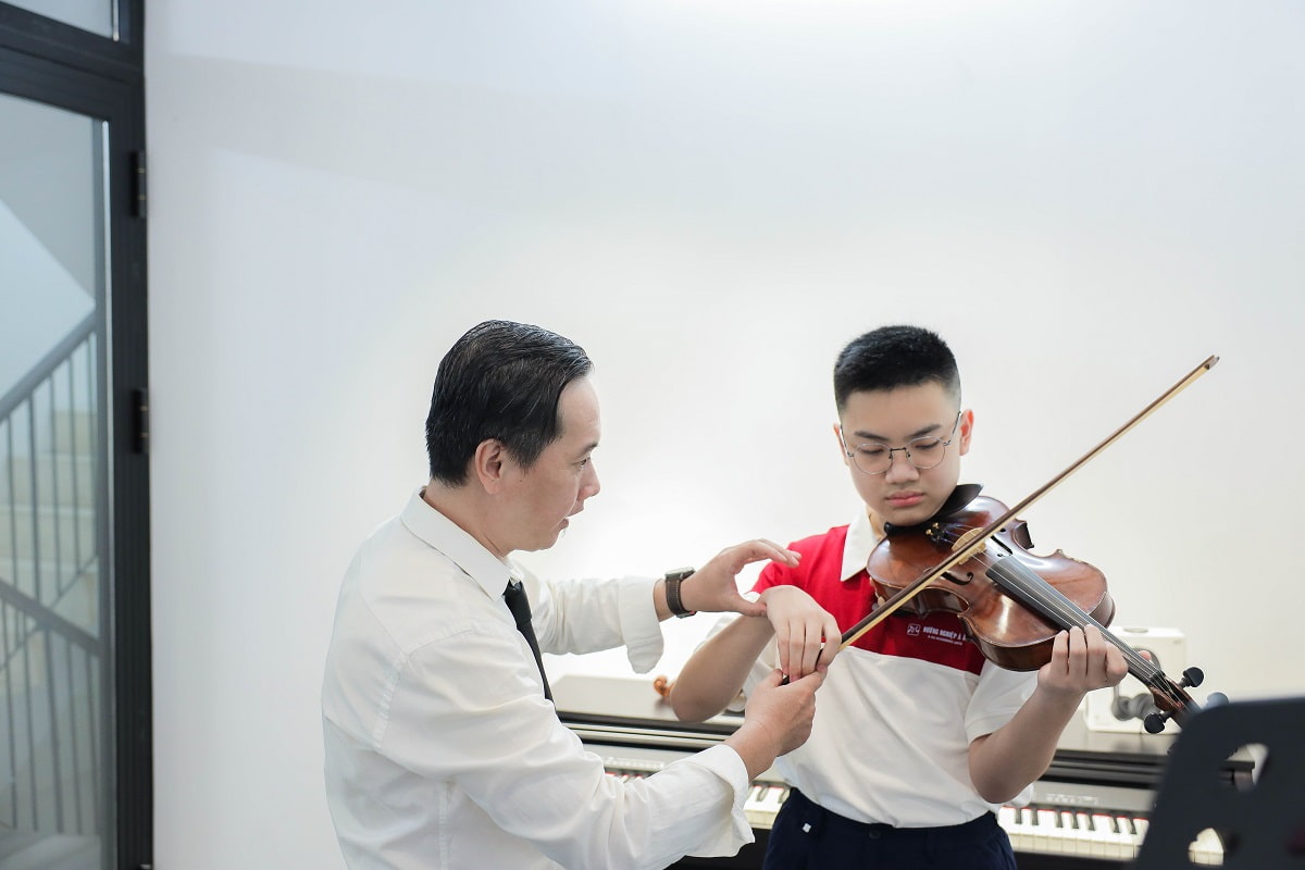 học viên thực hành violin