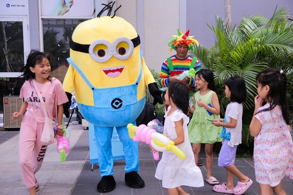 những khán giả nhí vui đùa cùng minion