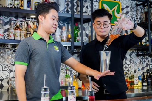 dạy biểu diễn tại quầy bar