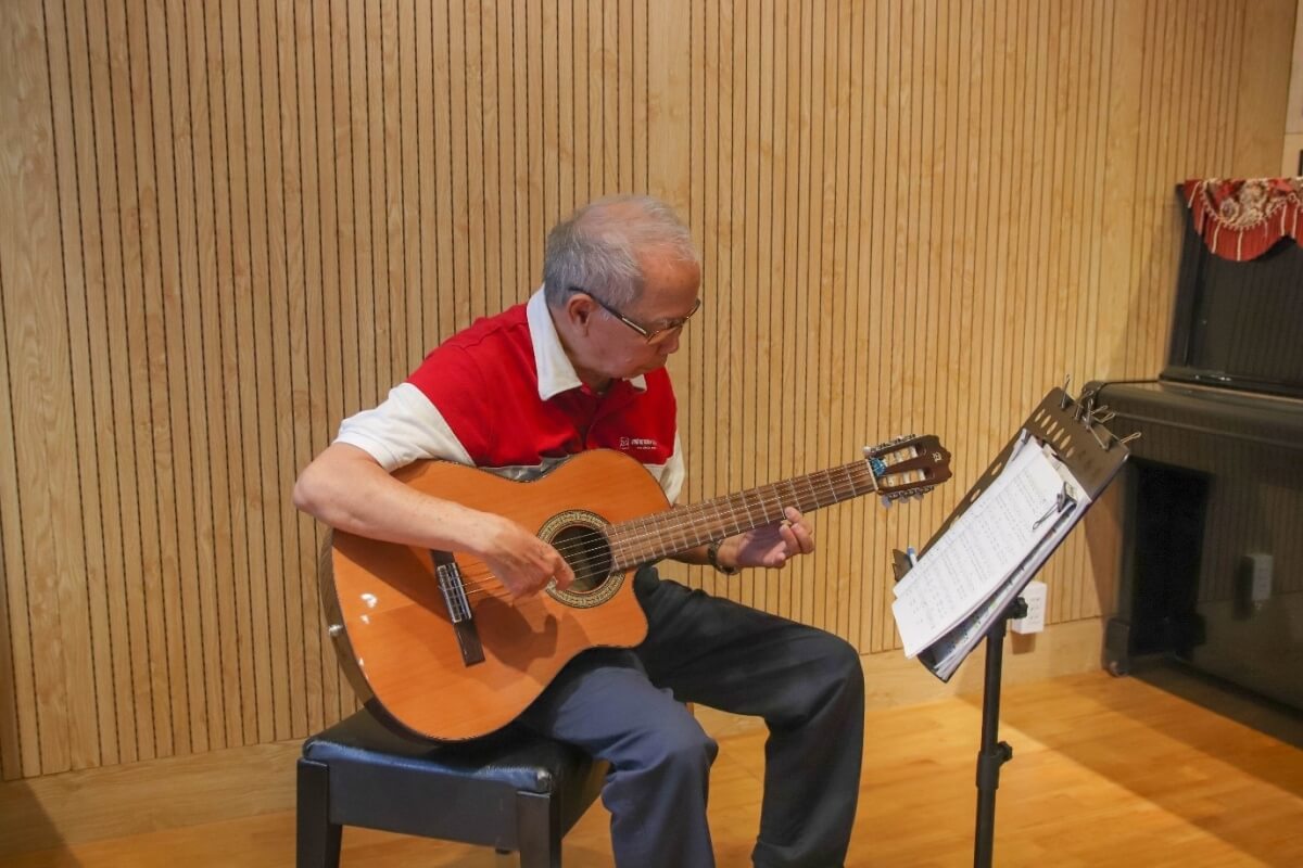 Hình ảnh học viên U70 đang chăm chỉ tập luyện nhạc cụ tại Học Viện Âm Nhạc