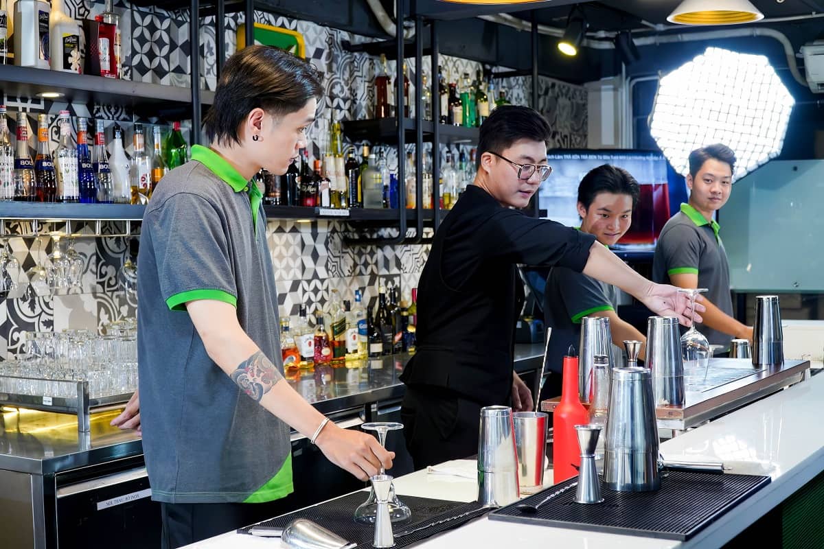 lớp biểu diễn tại quầy bar