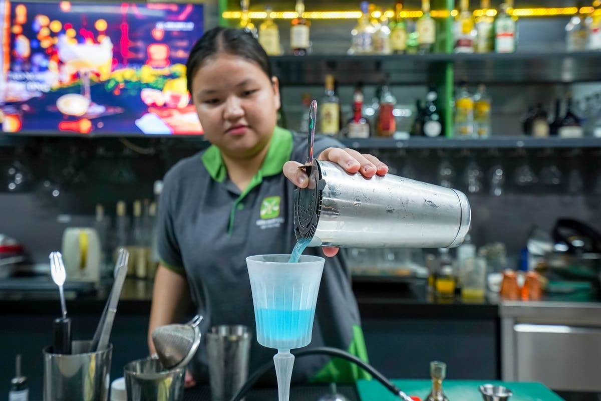 thực hành pha cocktail at home