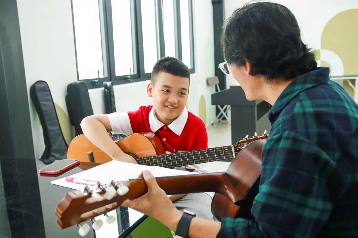 lớp guitar đệm hát cho trẻ em