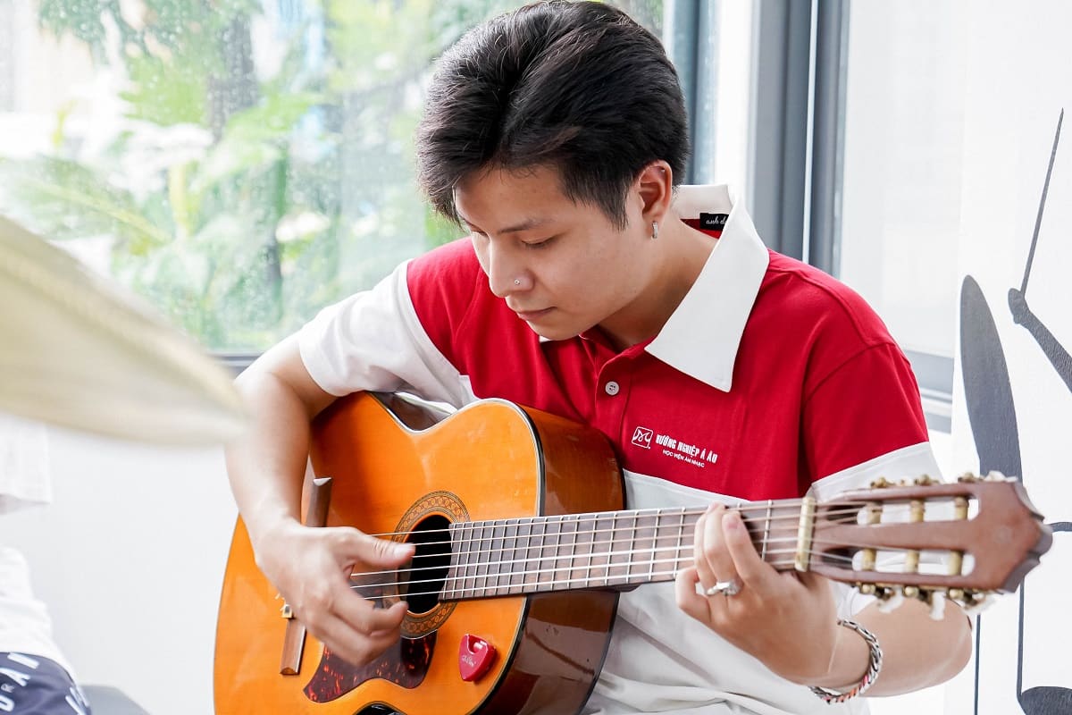 lớp học thực tế guitar đệm hát