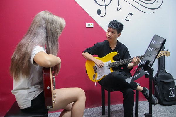 giảng viên dạy guitar điện