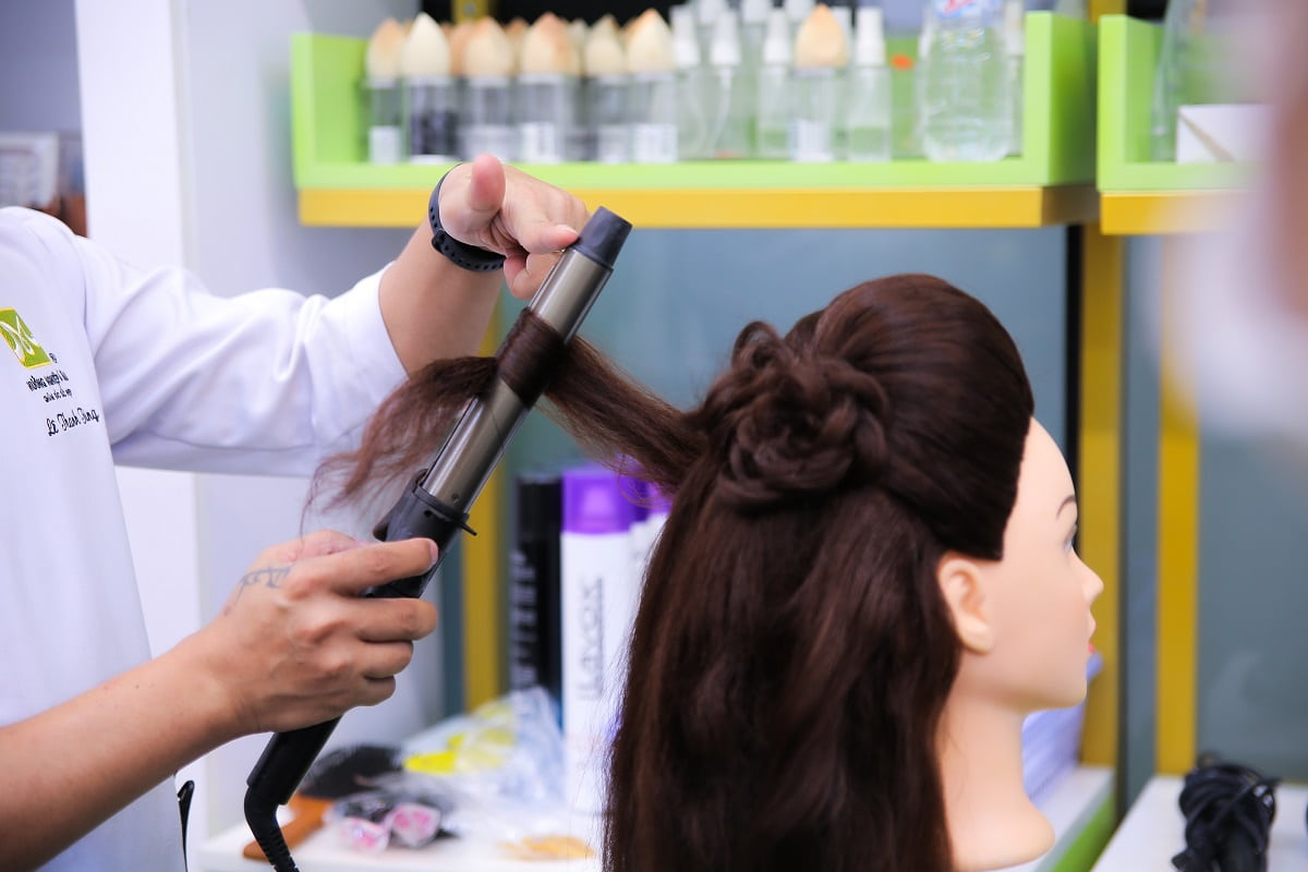 thực hành tại lớp quản lý hair salon