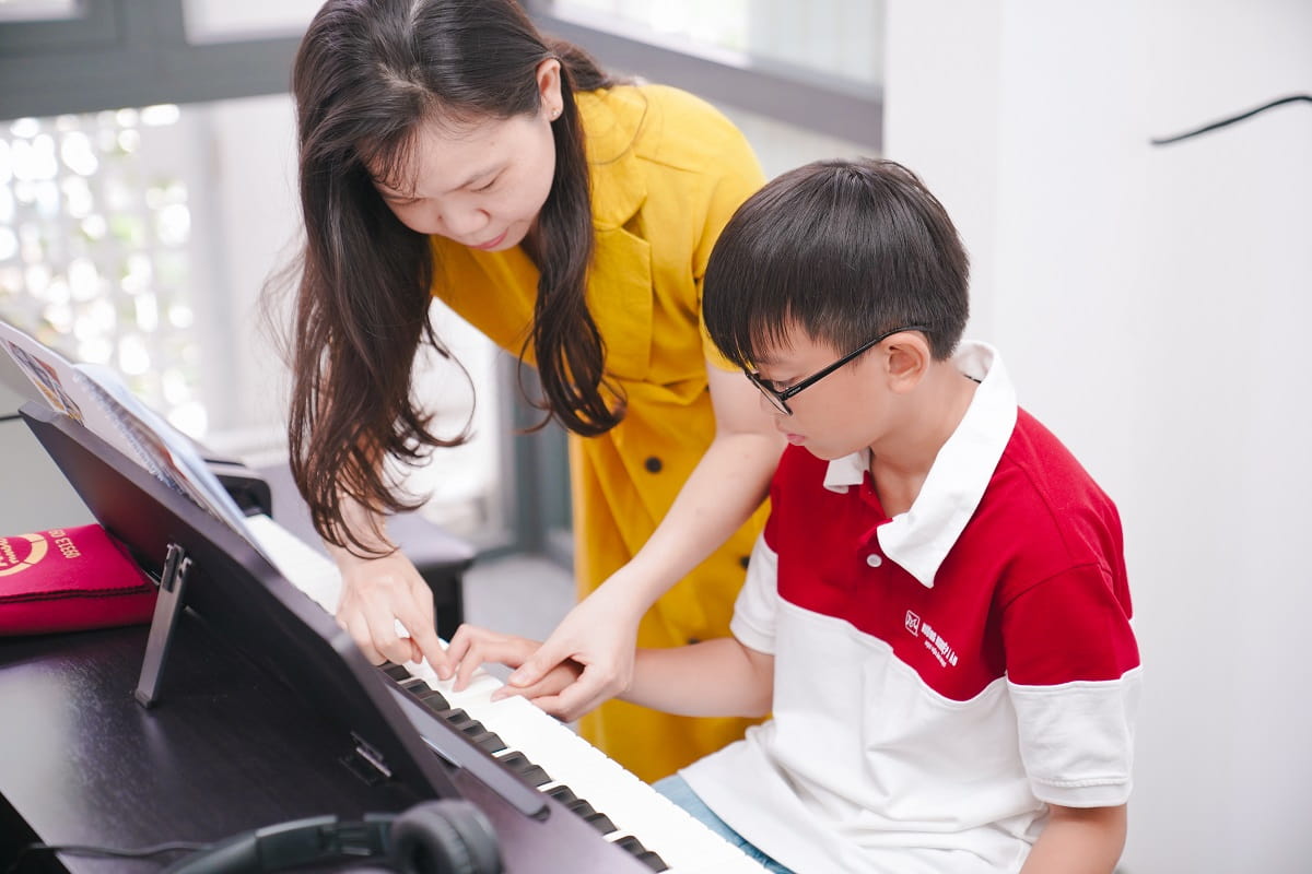 giảng viên piano đệm hát