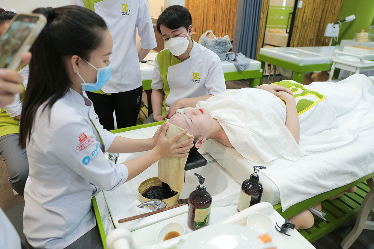 hình lớp học thực tế Gội đầu dưỡng sinh và massage thư giãn 8