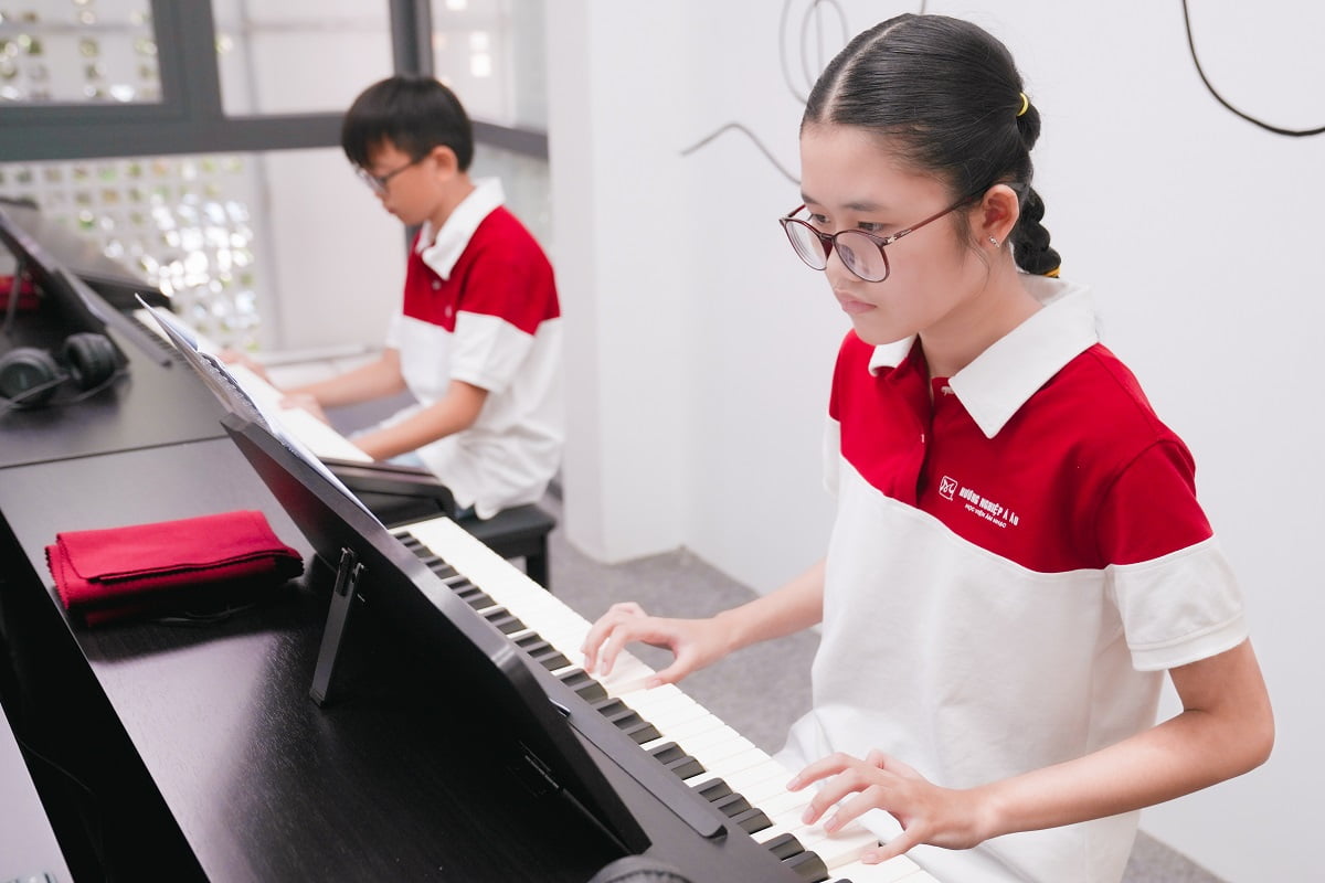 học viên thực hành trên piano