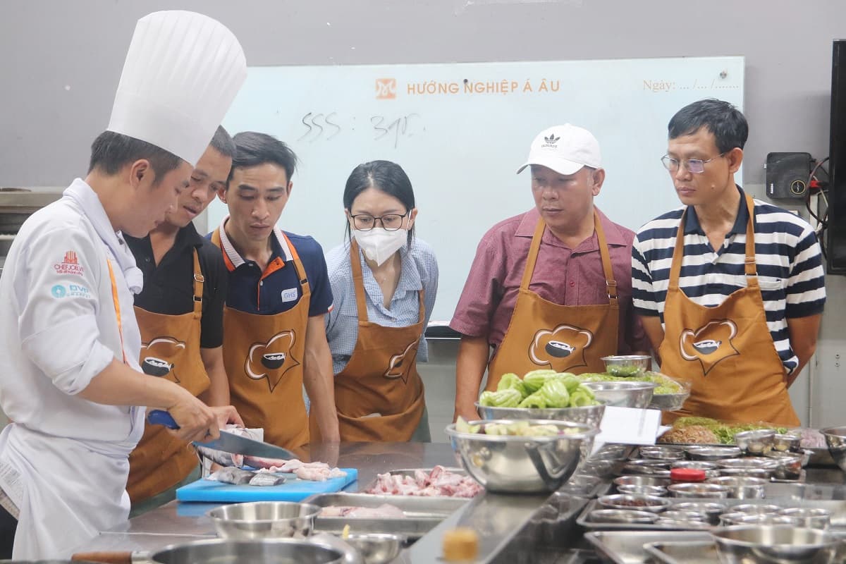 sơ chế nguyên liệu làm cơm văn phòng