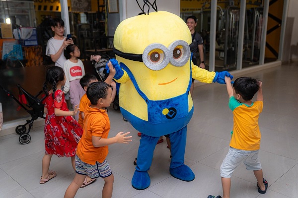 những khán giả nhí vui đùa cùng Minion