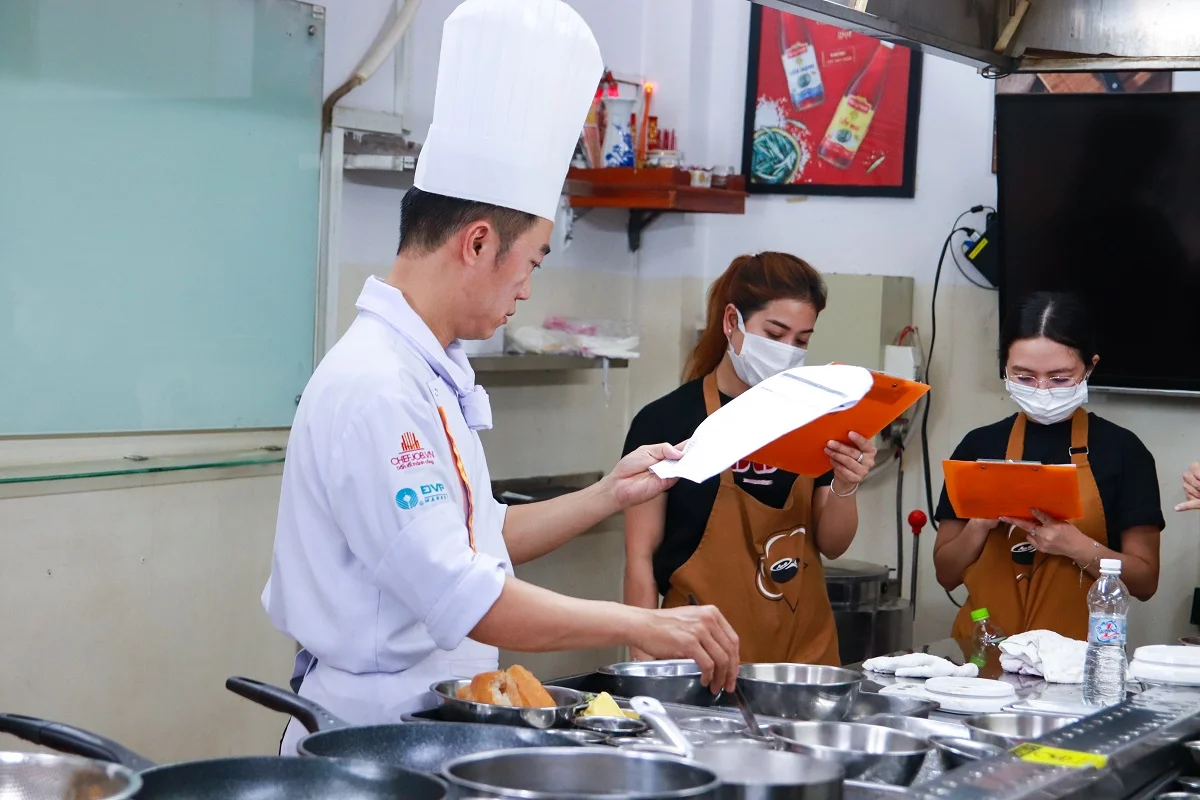 giảng viên lớp bánh mì chảo full topping