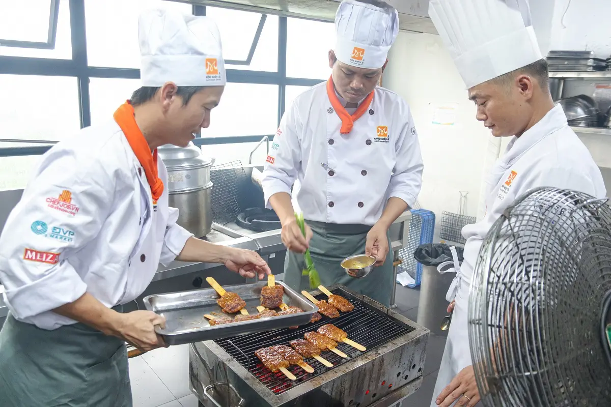 học viên thực hành tại lớp bếp thái