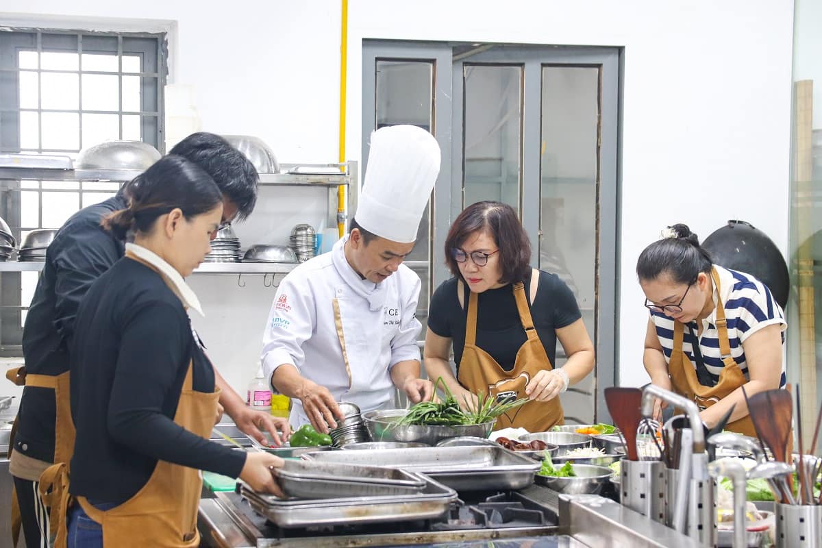 giảng viên hướng dẫn sơ chế nguyên liệu
