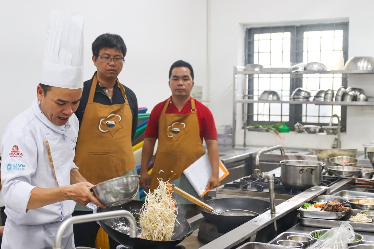 giảng viên hướng dẫn xào mì