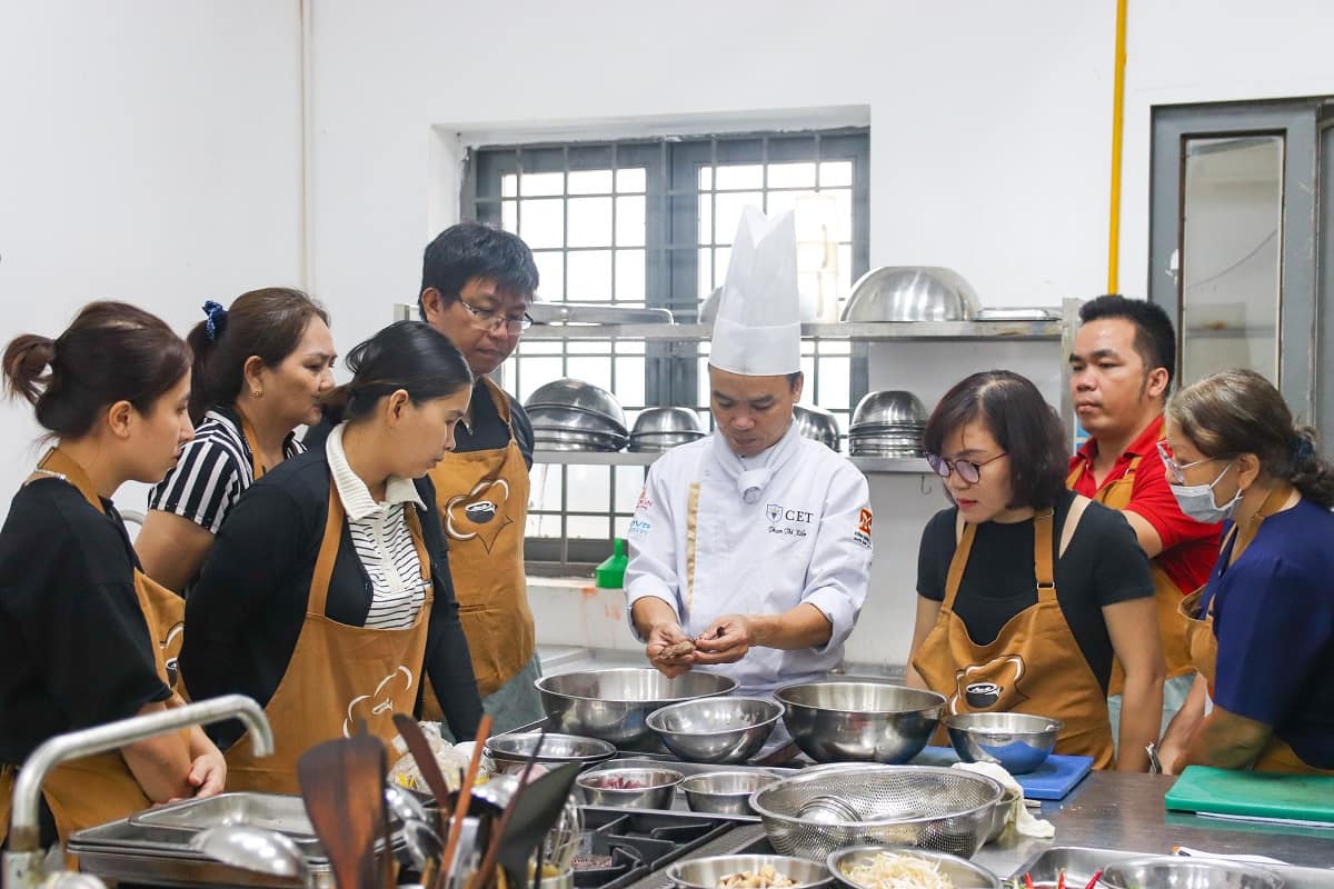 giảng viên lớp mì xào