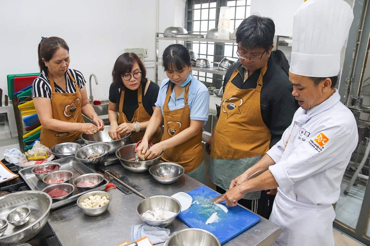 học viên thực hành sơ chế nguyên liệu