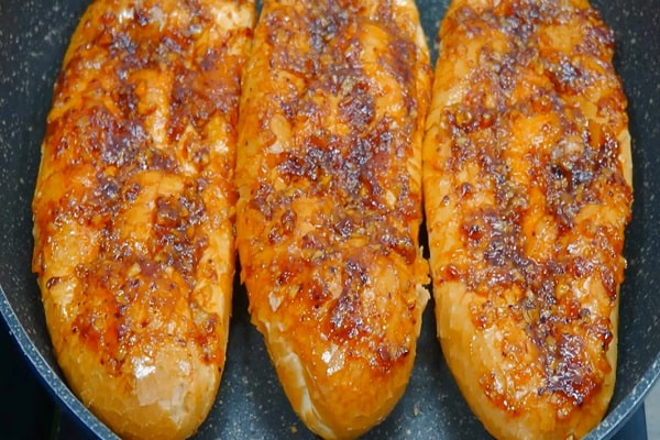 làm bánh mì nướng muối ớt vày chảo chống dính