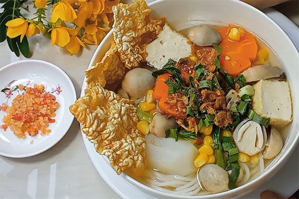 Thưởng thức bánh canh chay