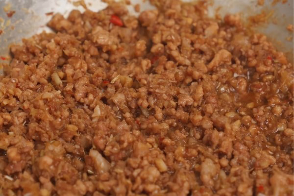 Cho mắm tép và các loại gia vị 