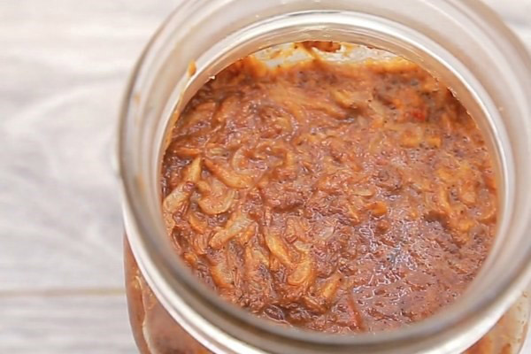 Mắm tép thành phẩm có màu nâu đỏ