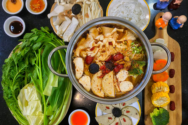 Cách nấu lẩu Thái chay thập cẩm