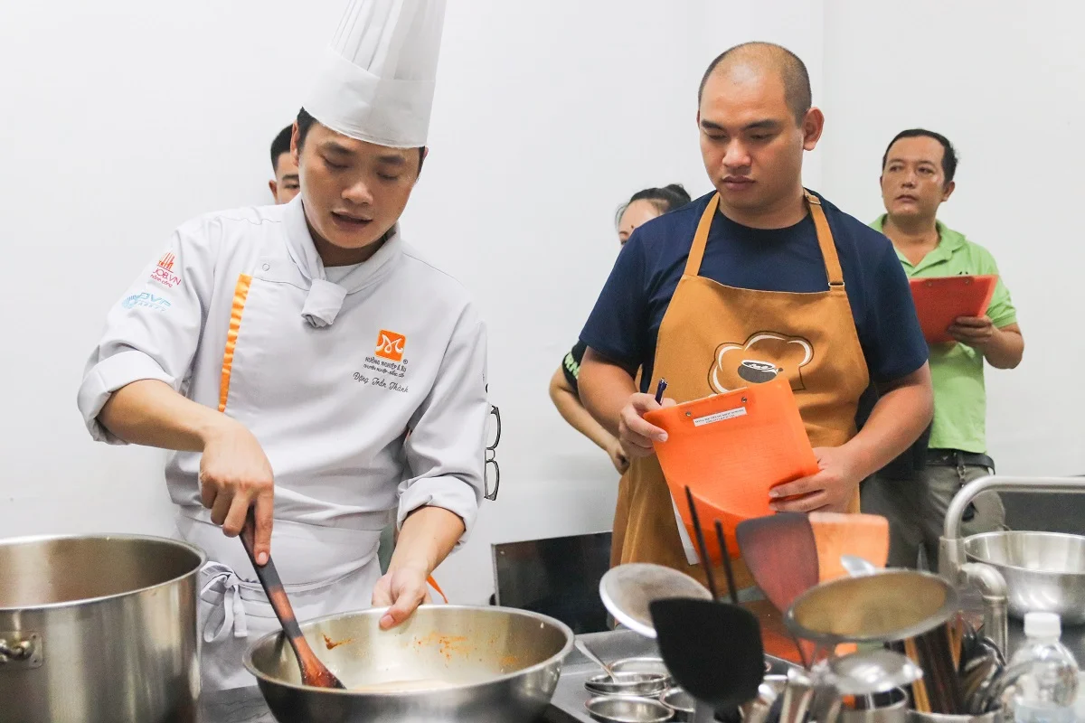 giảng viên dạy nấu phá lấu bò