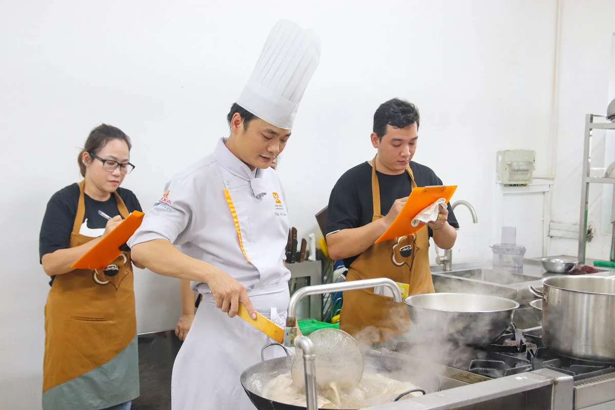 giảng viên dạy nấu phá lấu heo
