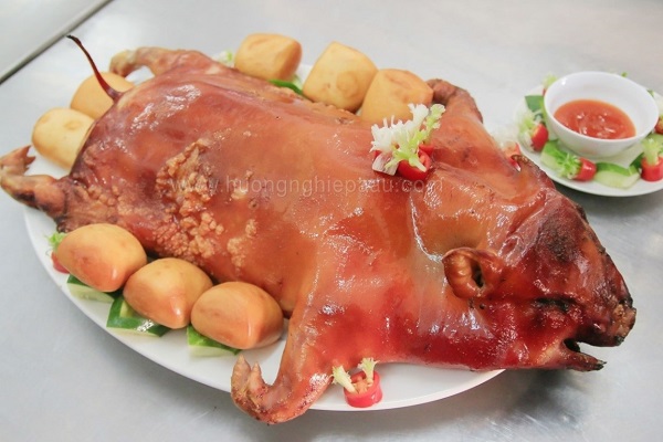 lớp heo sữa quay nguyên con