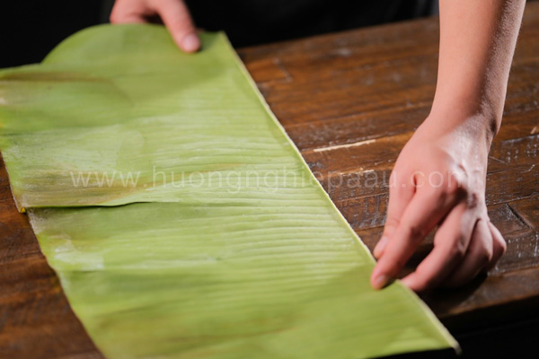 Làm sạch, lau khô lá chuối 