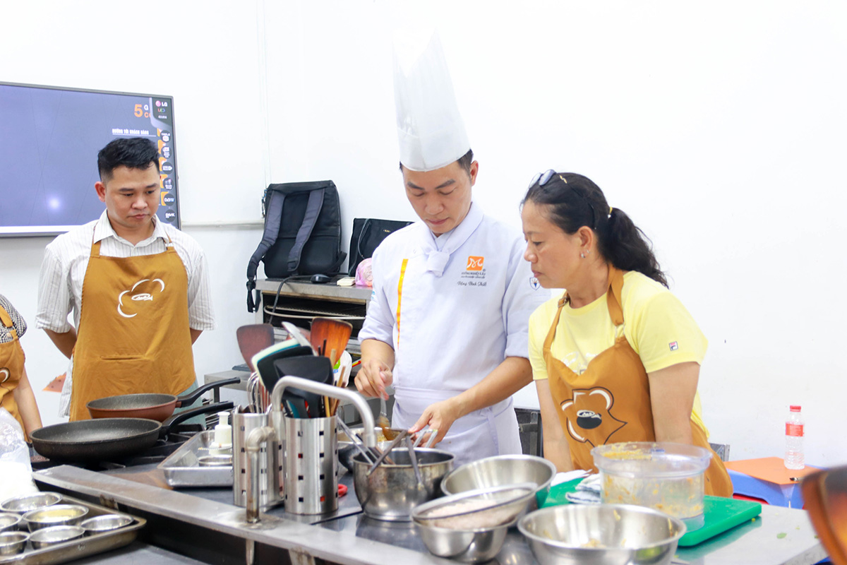 giảng viên hướng dẫn làm xốt trộn