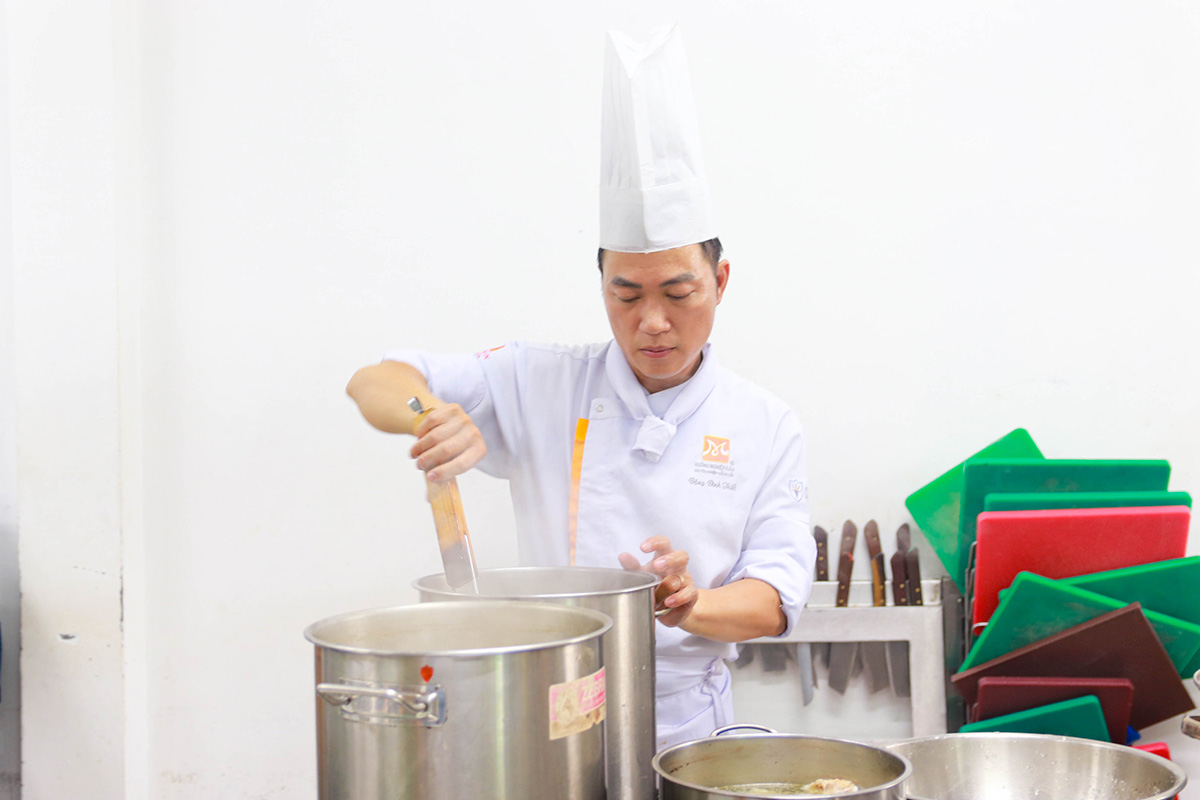 giảng viên hướng dẫn nấu nước dùng
