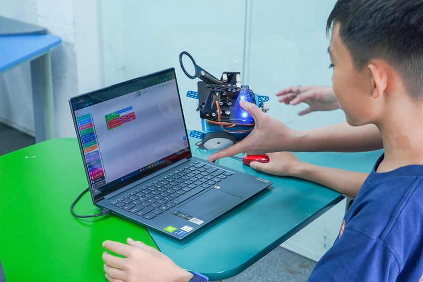 hình ảnh lớp học thực tế khóa học lập trình trẻ em 03