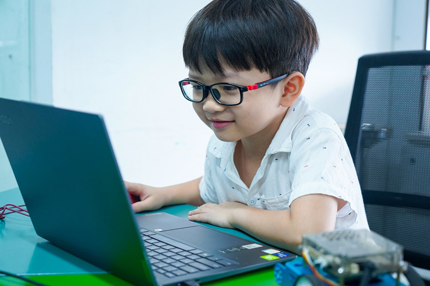 hình ảnh lớp học thực tế khóa học lập trình trẻ em 04