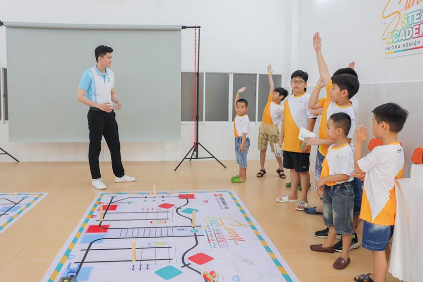 hình ảnh lớp học thực tế khóa học robotic cho trẻ 01