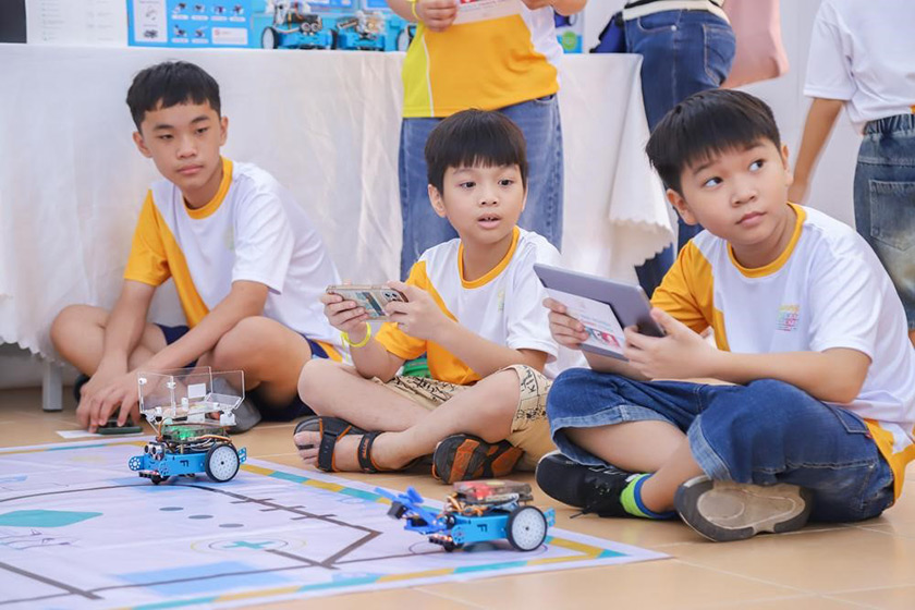 hình ảnh lớp học thực tế khóa học robotic cho trẻ 02