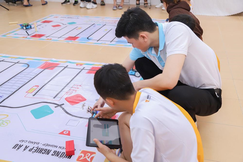 hình ảnh lớp học thực tế khóa học robotic cho trẻ 04