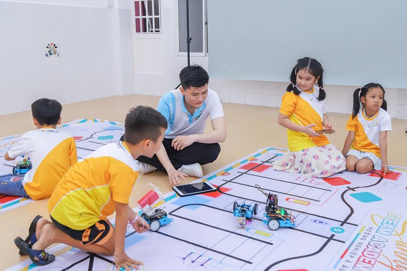 hình ảnh lớp học thực tế khóa học robotic cho trẻ 05