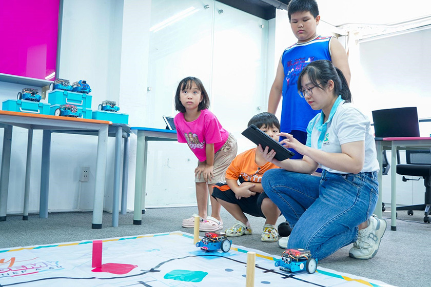 hình ảnh lớp học thực tế khóa học robotic cho trẻ 06