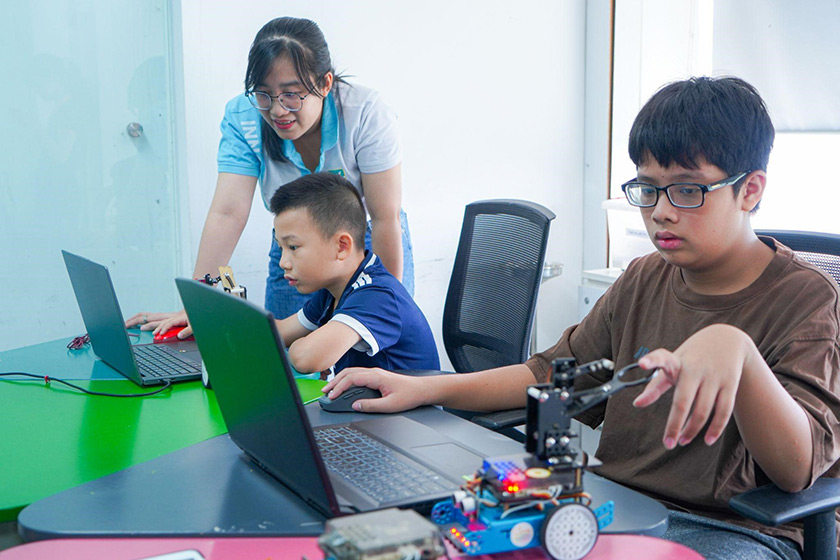 hình ảnh lớp học thực tế khóa học robotic cho trẻ 07