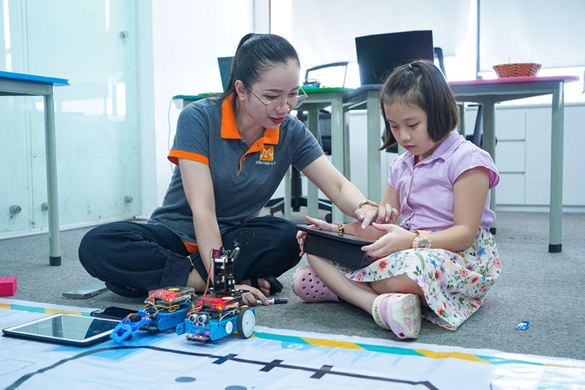 hình ảnh lớp học thực tế khóa học robotic cho trẻ 09