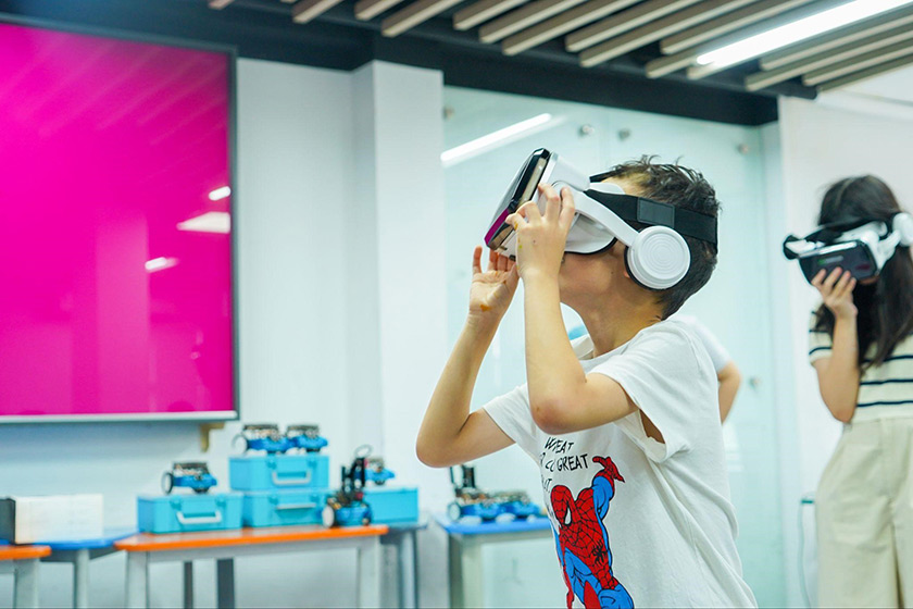 hình ảnh lớp học thực tế khóa học robotic cho trẻ 10