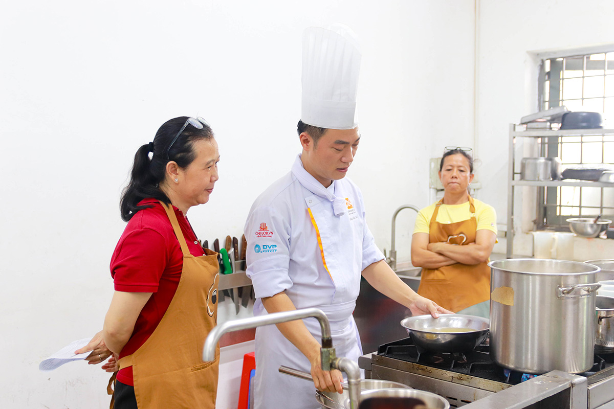 lớp học thực tế nấu phở khô gia lai