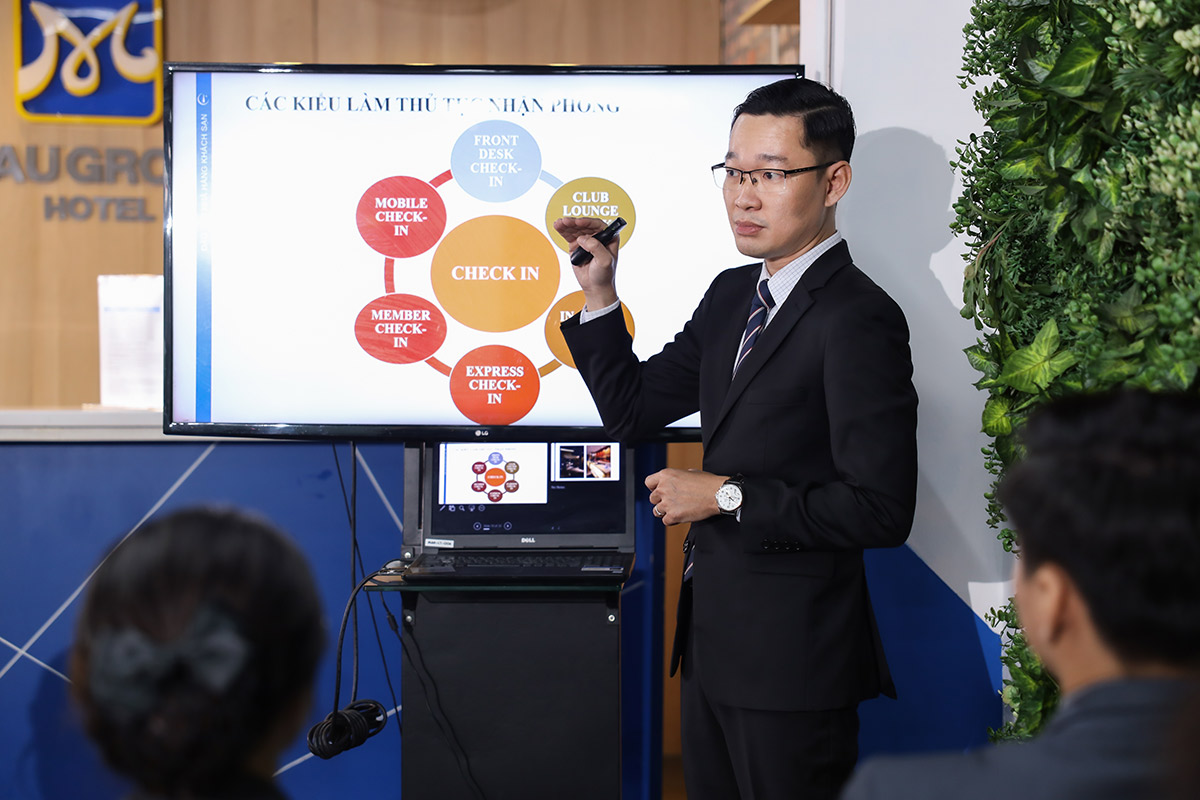 giảng viên hướng dẫn thủ tục nhận phòng