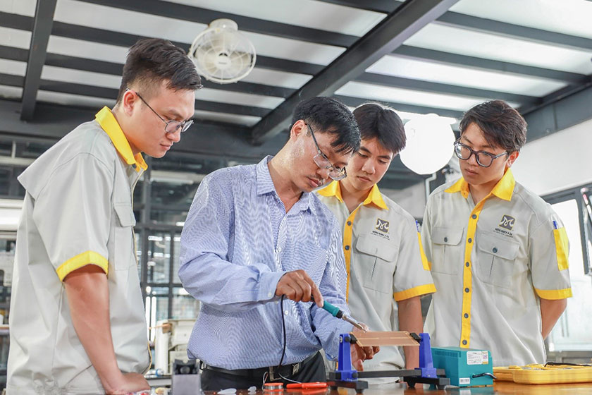 hình ảnh lớp học thực tế khóa học kỹ thuật viên điện lạnh ô tô 02