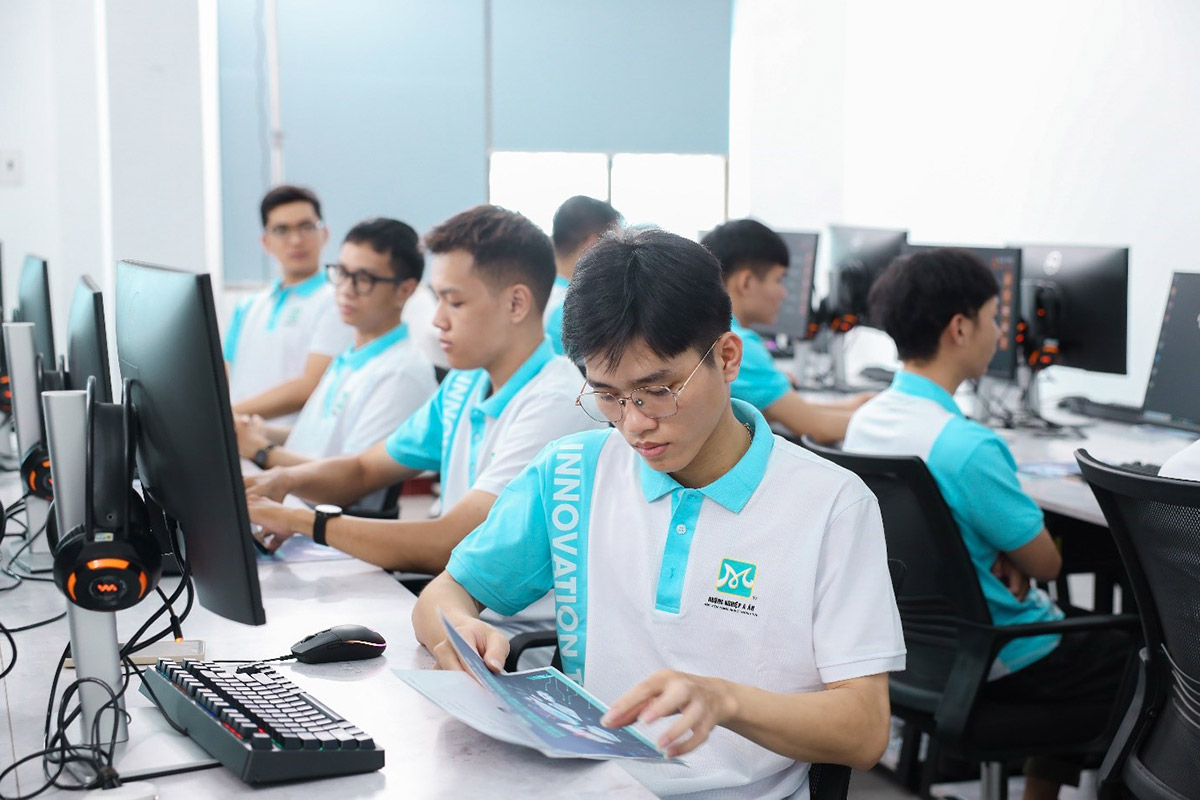 buổi học tự động hóa phản hồi với ai